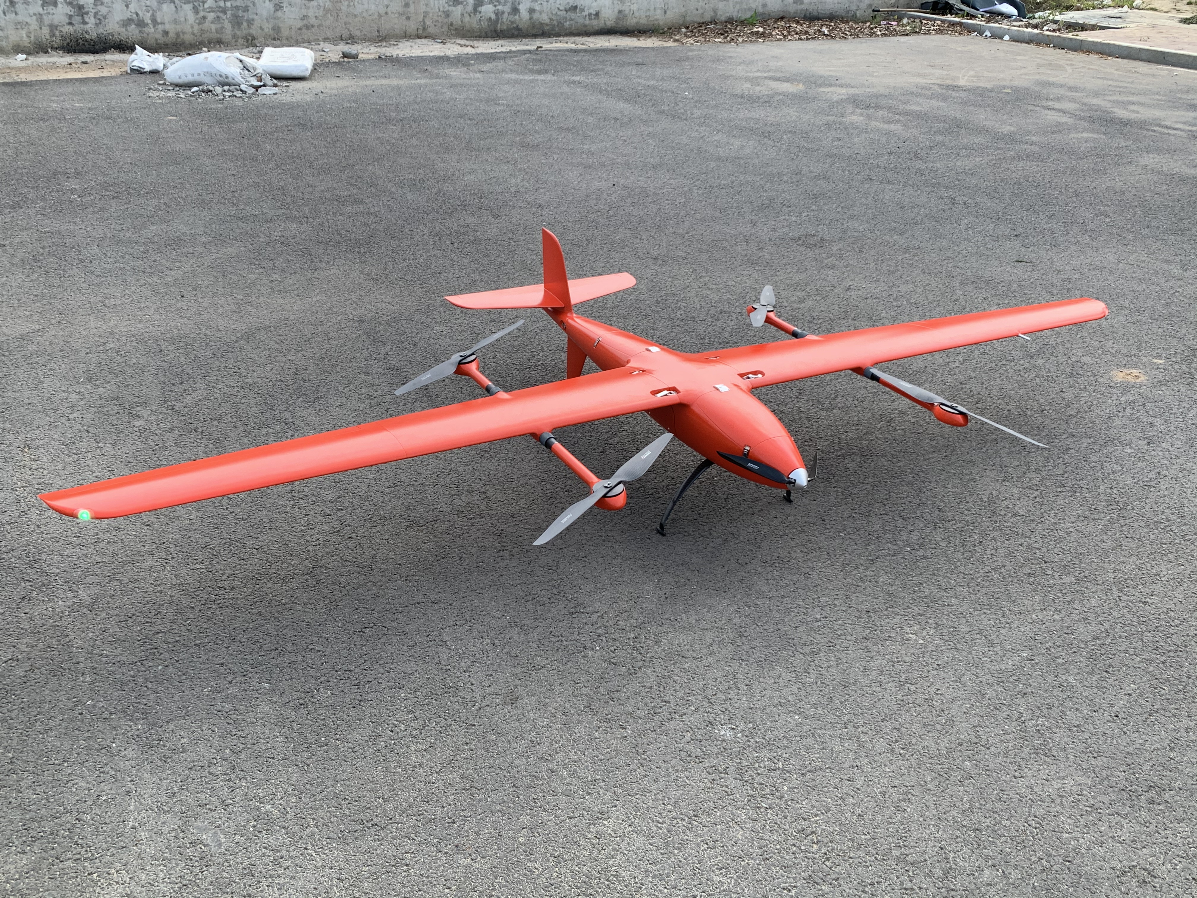 大飛機(jī)航攝(左)<a href='http://www.cznfvgw.cn/typearticle/330-1.html' target='_blank' title='無人機(jī)航攝'><strong>無人機(jī)航攝</strong></a>(右)